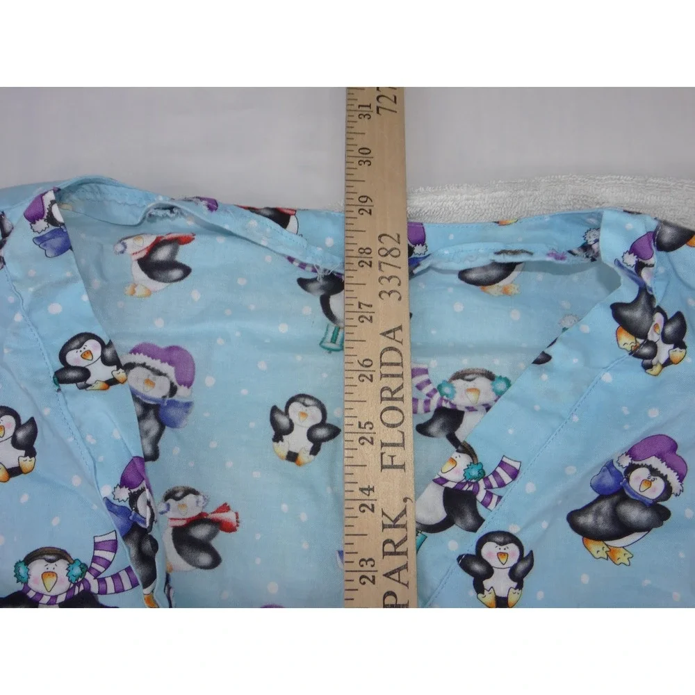 Unbranded Blue Penguin Winter Print V-Neck Scrub Top Short Sleeve Pockets 3878